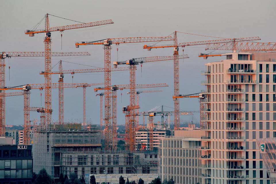 Kräne beim Hamburger Hafen im Sommer 2022