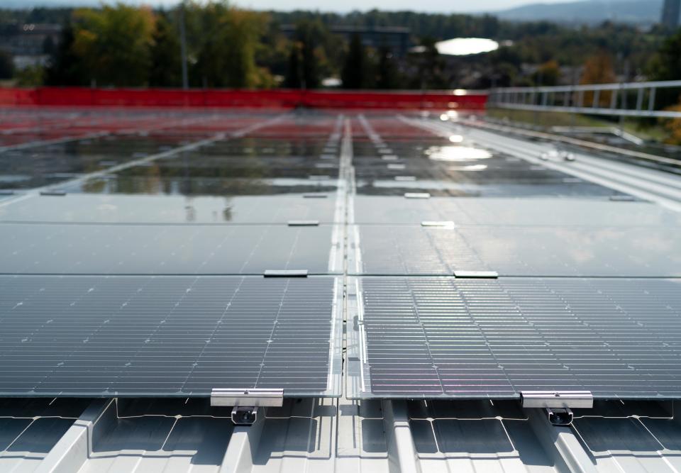 Fotovoltaikanlage auf dem Dach der Winter World in Wallisellen