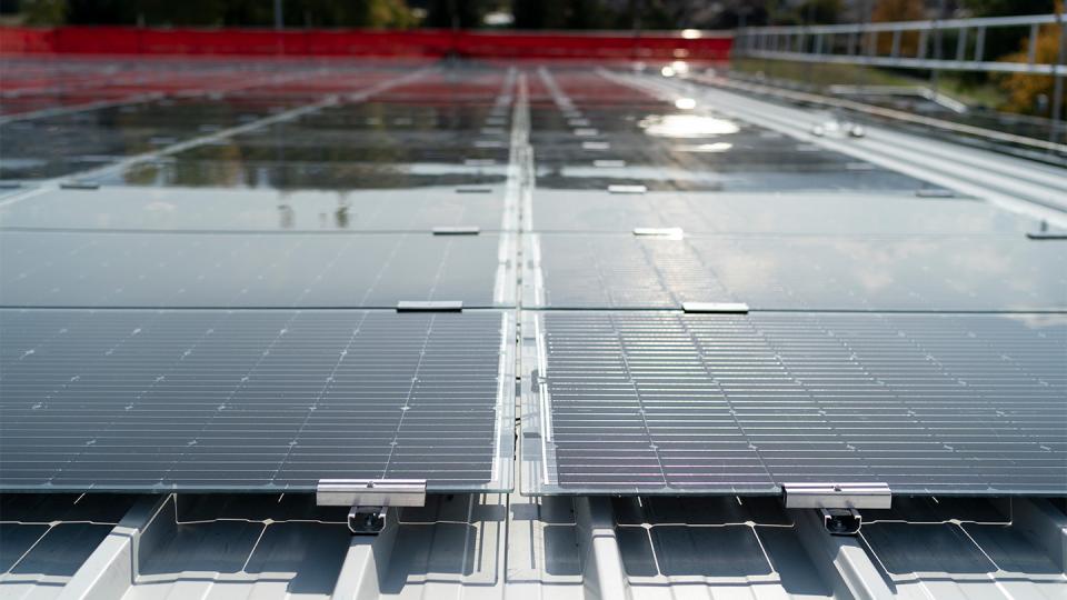 Fotovoltaikanlage auf dem Dach der Winter World in Wallisellen