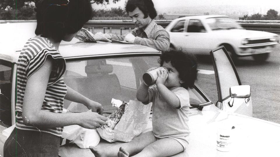 Familie Arbabi mit Tochter Shiva in den siebziger Jahren bei Stuttgart auf dem Weg nach Mailand: Pause am Strassenrand