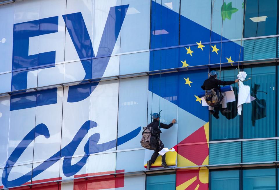 Arbeiter schmücken die Fassade der EU-Büros im nordmazedonischen Skopje