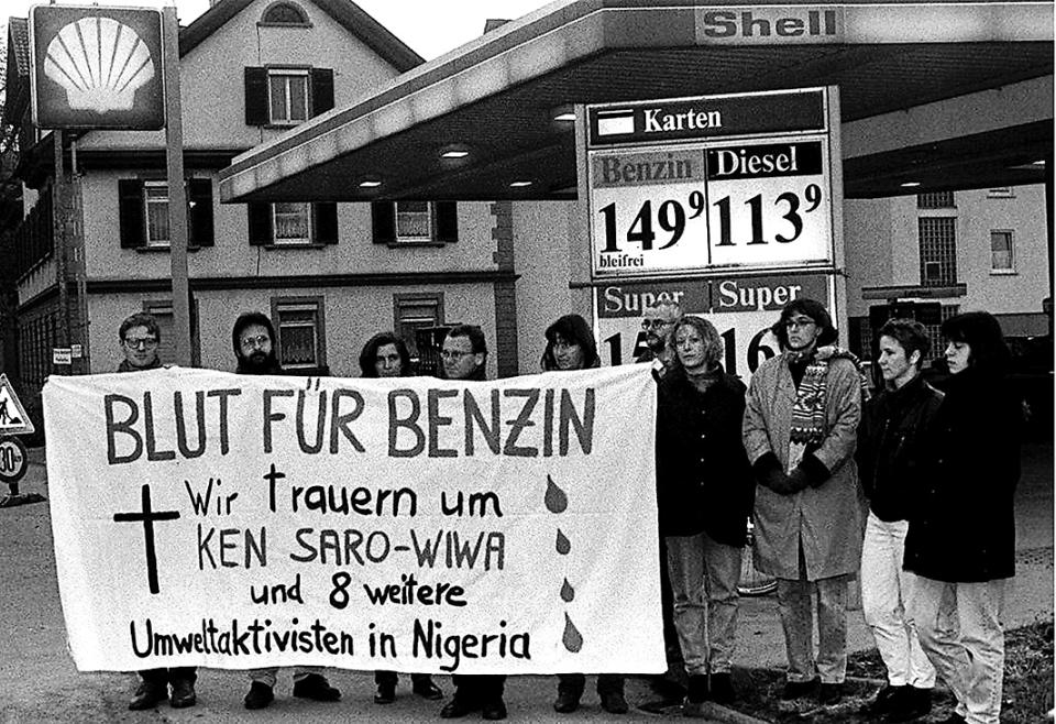 Protest vor einer Tankstelle in Rottenburg, 1995