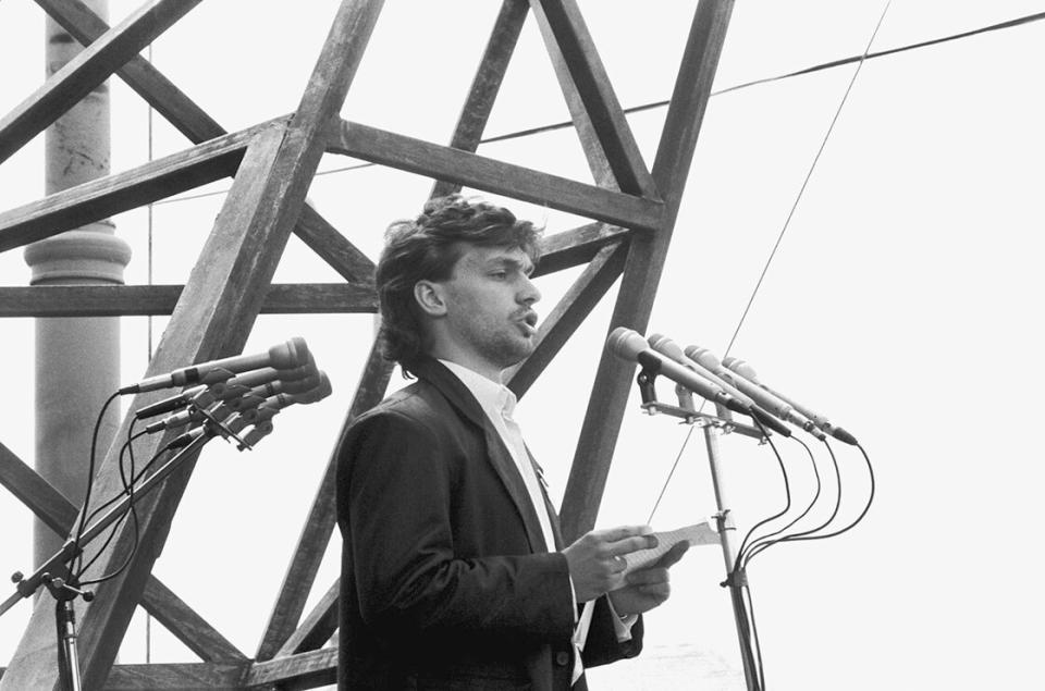 Studentenführer Viktor Orbán hält eine Rede an einer Kundgebung am 16. Juni 1989