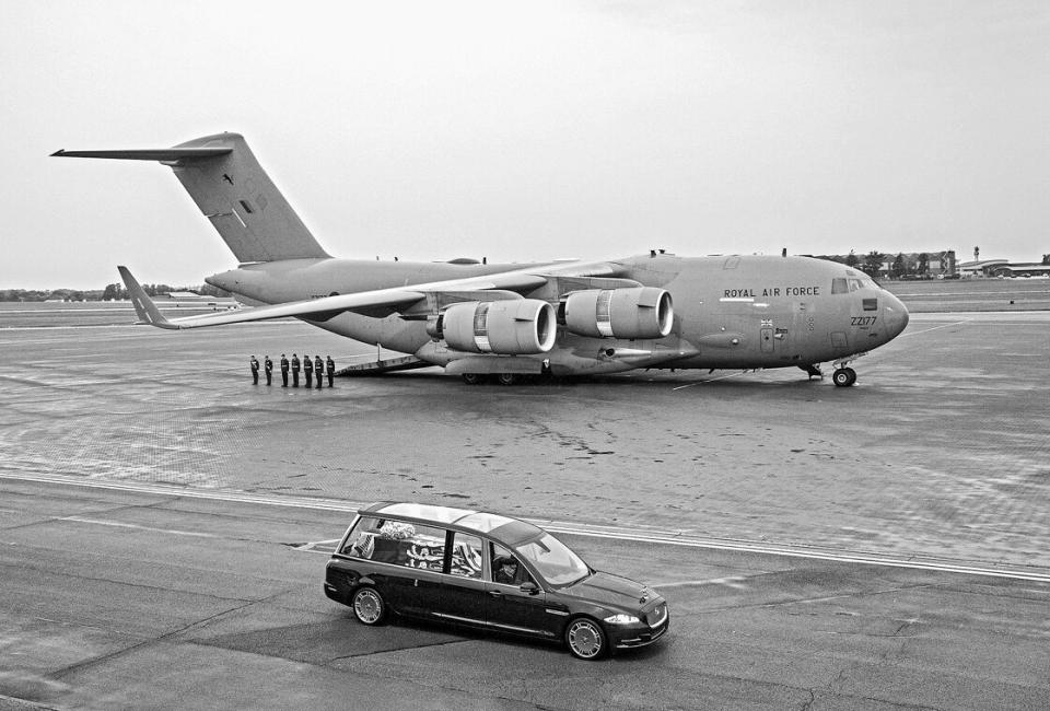 Norfolk, 13. September 2022: Der Sarg der Königin kam mit der Royal Air Force aus Schottland
