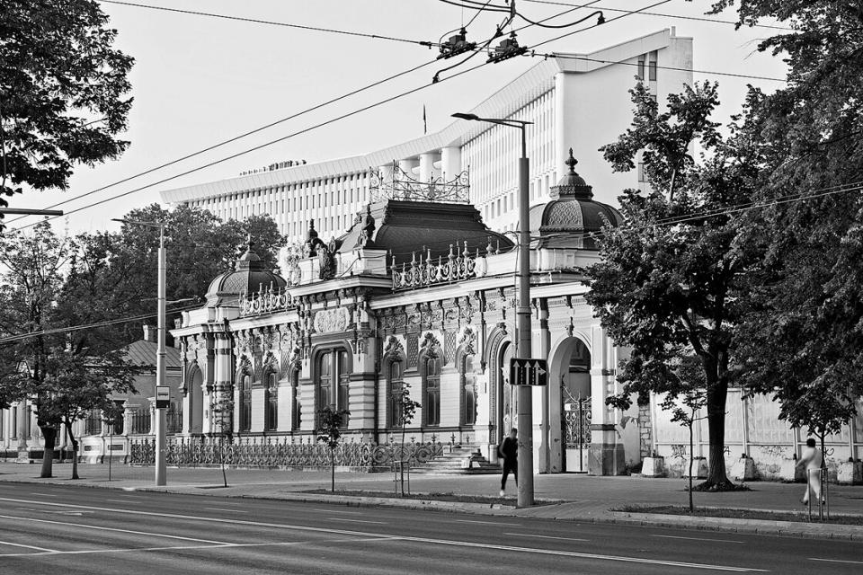 Casa Herța, einer der Standorte des Nationalen Kunstmuseums. Im Hintergrund das Parlamentsgebäude