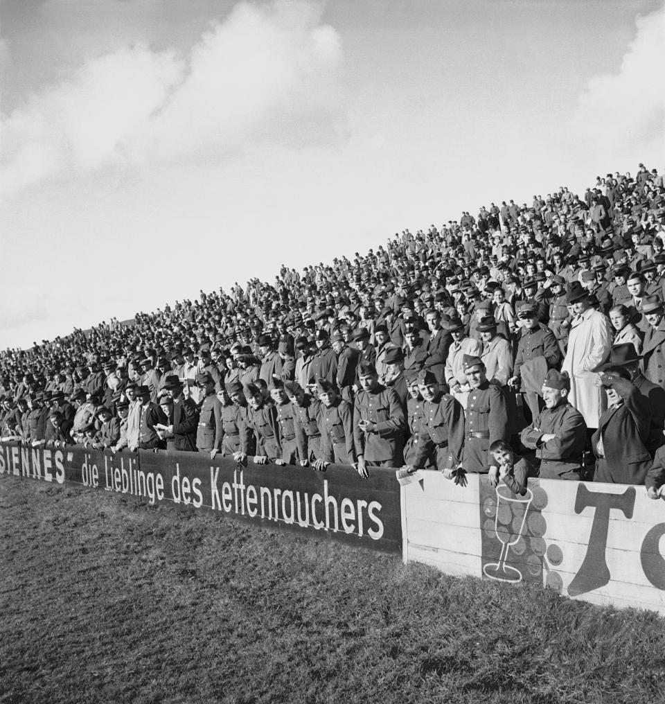 Zuschauer bei einem Fussballspiel der Schweizer Nationalmannschaft 1939 in Bern.