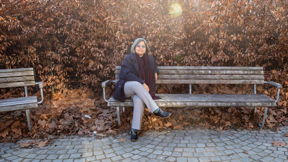 Debjani Bhattacharyya sitzt auf einer Bank