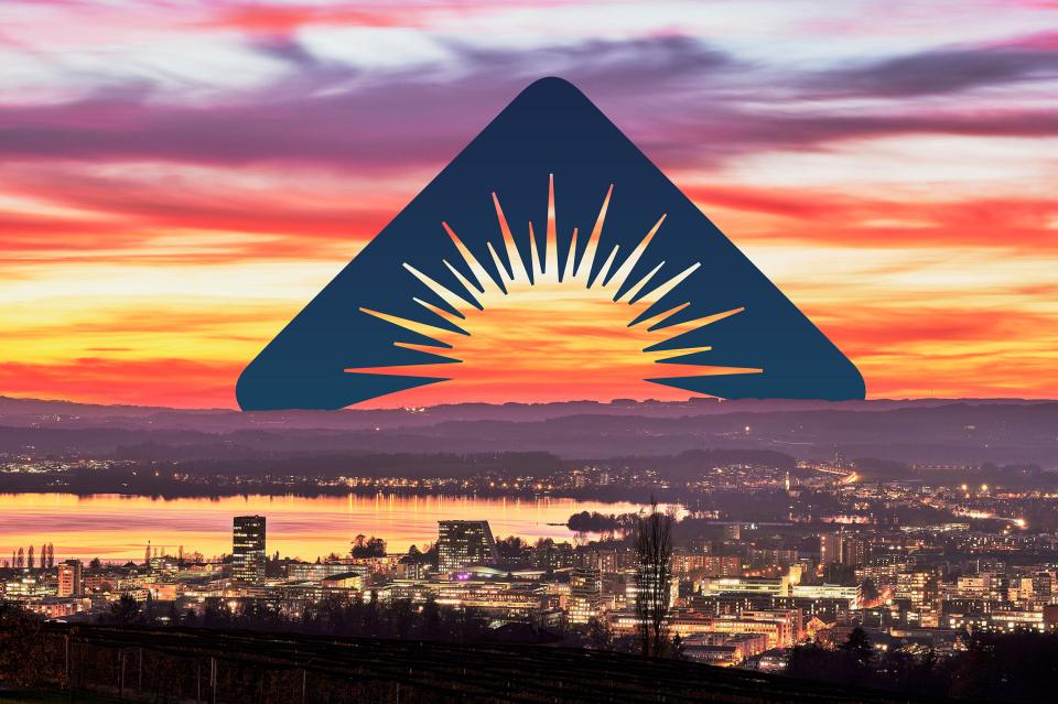 Fotomontage: das Logo des Global Liberty Institute bei einen Sonnenuntergang bei der Stadt Zug