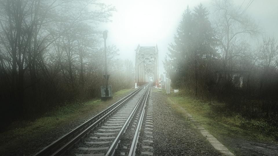 Eisenbahn-Brücke über den Grenzfluss Theiss