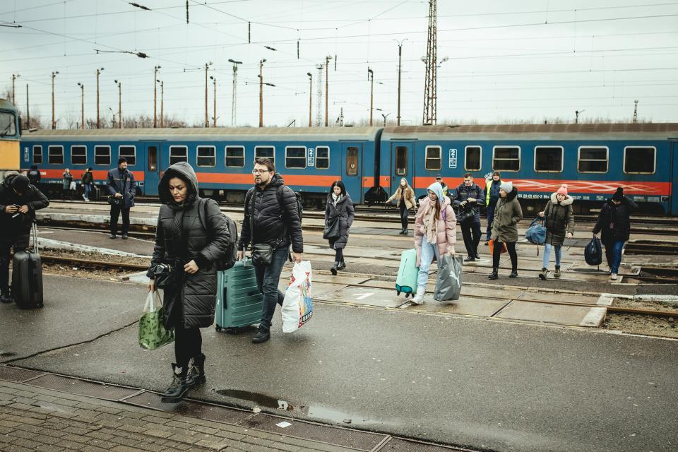 Geflüchtete bei der Ankunft am Bahnhof in Záhony