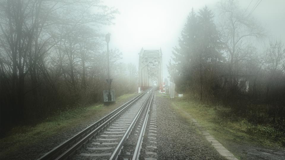 Eisenbahn-Brücke über den Grenzfluss Theiss
