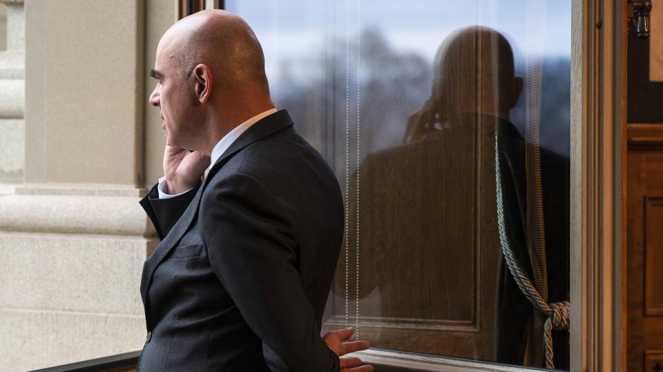 Bundesrat Alain Berset beim Telefonieren mit dem Handy
