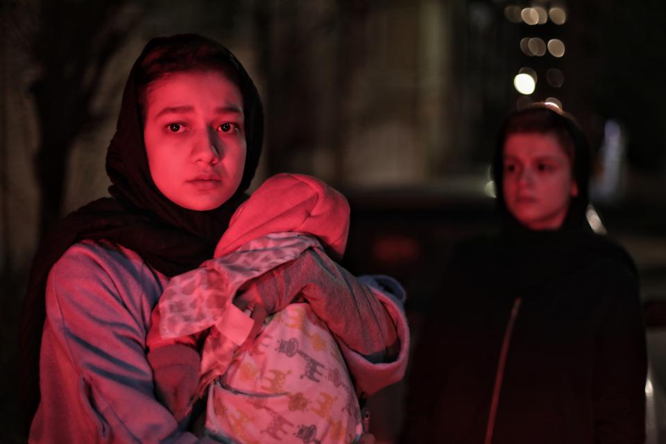 Filmstill aus dem Film «Until Tomorrow»: nächtliche Szene – eine Frau hält eines kleines Kind in den Armen