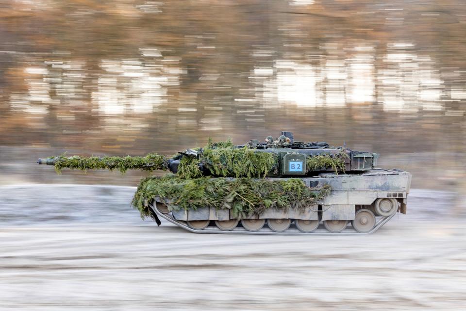 fahrender Leopard-2-Panzer auf einem Truppenübungsplatz