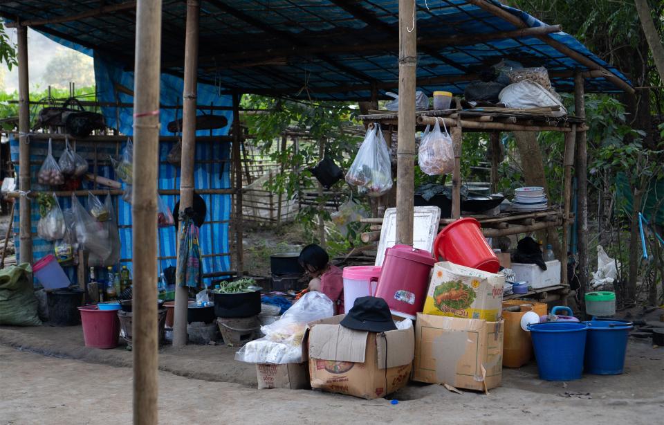 eine vor der Junta geflohene Frau harrt in einer behelfsmässigen Behausung im Dschungel aus