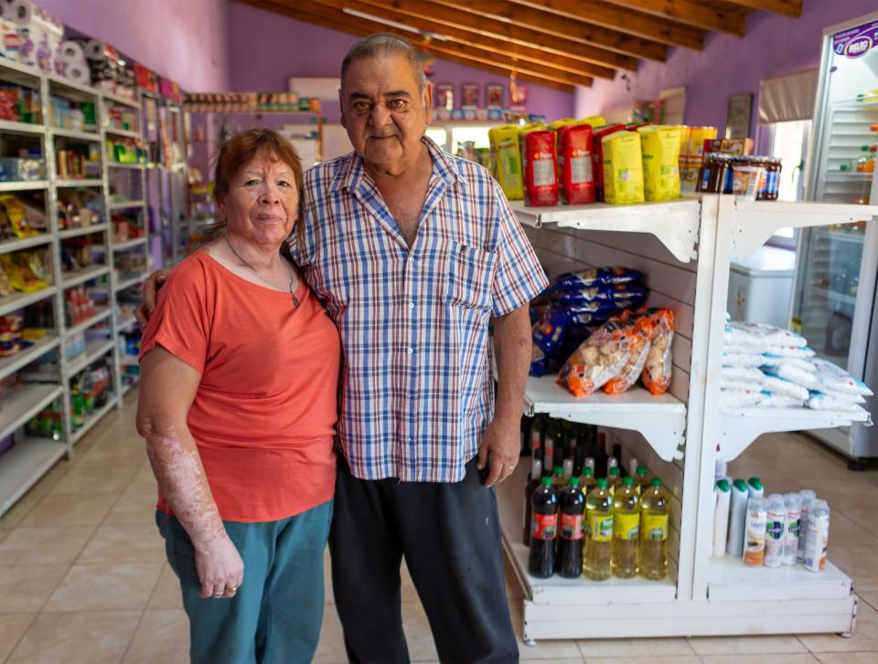 Noemi Painevil und Carlos Pérez in ihrem Laden in Sauzal Bonito