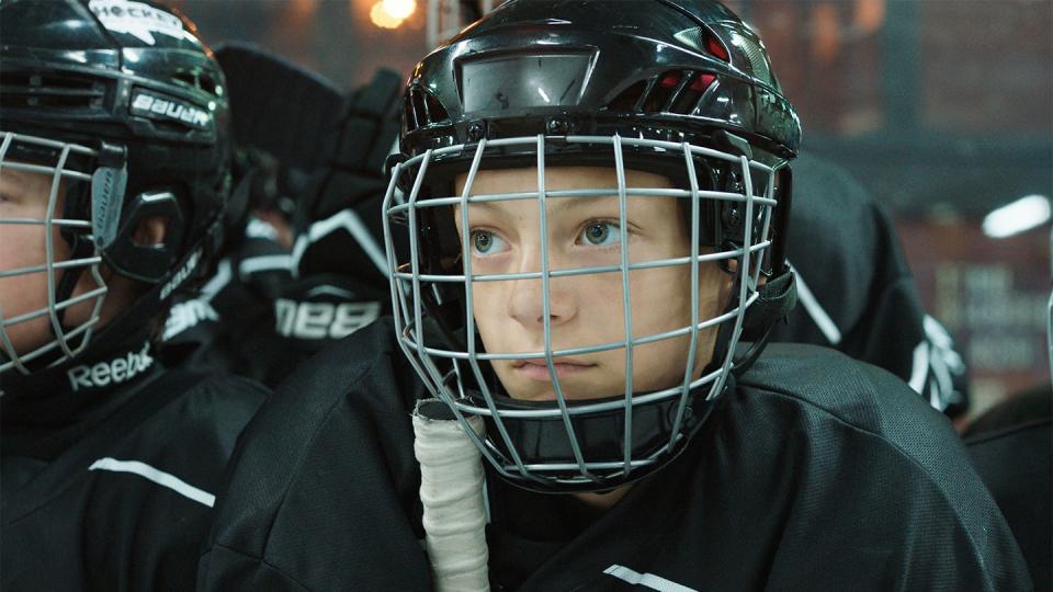 Filmstill aus «Close»: Léo (Eden Dambrine) mit Hockeyhelm im Eisstadion