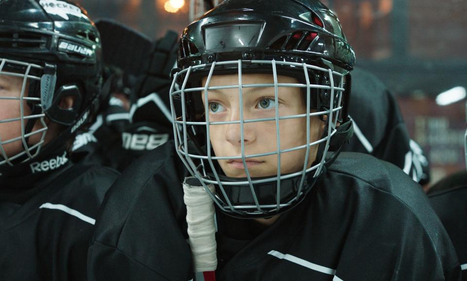 Filmstill aus «Close»: Léo (Eden Dambrine) mit Hockeyhelm im Eisstadion