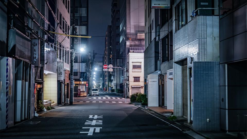 eine Strasse in Tokio bei Nacht