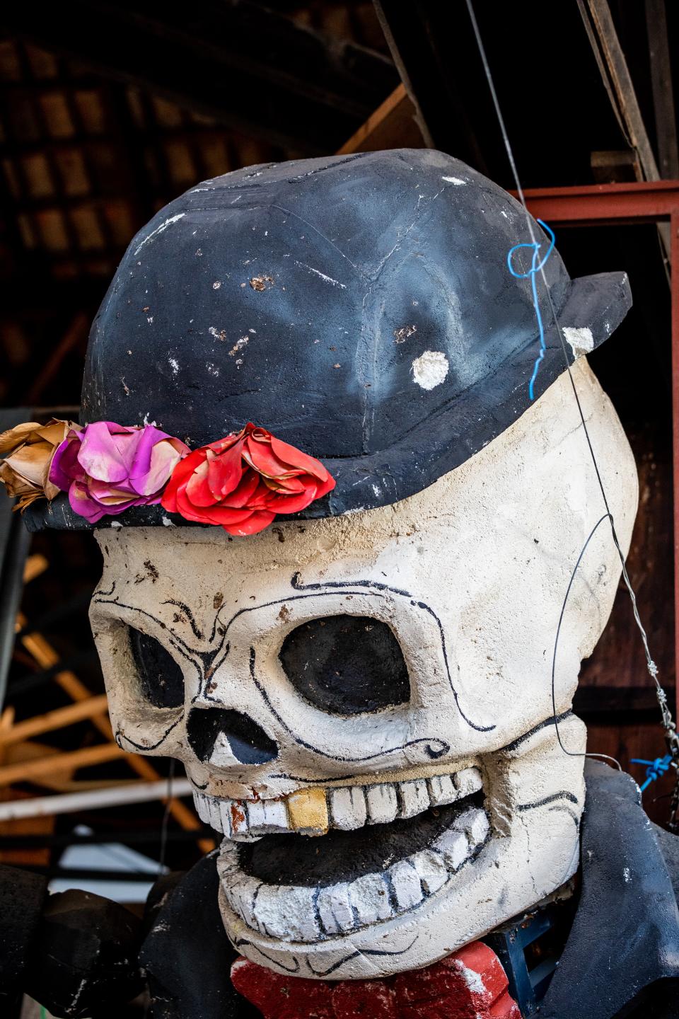 eine Totenkopf-Skulptur mit Hut