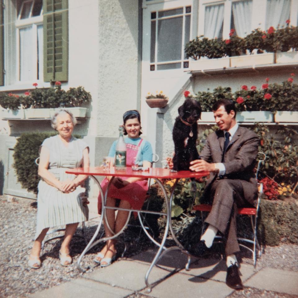 ein Bild aus der Ausstellung: Meryem und Hüseyin Yavaş sitzten an einem Gartentisch, Ende der sechziger Jahre