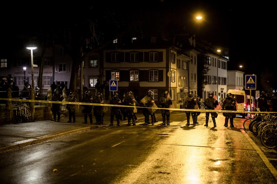 Polizei steht auf der Strasse hinter Absperrband am Weltfrauentag in Basel