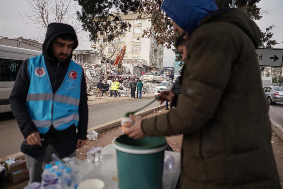 im vom Erdbeben zerstörten Kahramanmaraş verteilen Freiwillige Nahrungsmittel