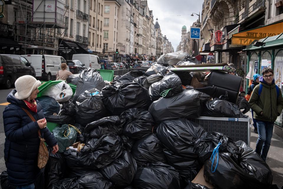 Müllberge auf einer Strasse in Paris