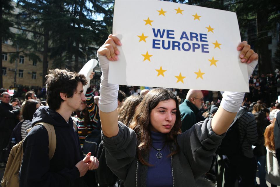 Demo in Tbilissi am 10. März: Eine Frau hält ein Plakat mit der Aufschrift «We are Europe» in die Höhe