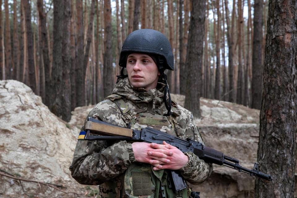 Artem Wolinko (Oberleutnant des ukrainischen Grenzschutzes) mit Gewehr, Helm und Kampfuniform