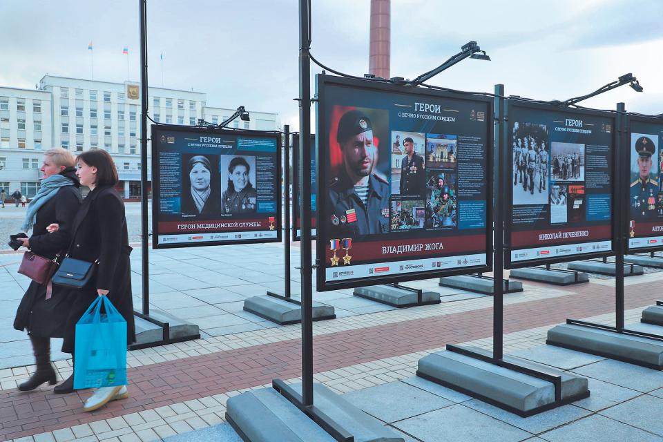 Stelltafeln mit Abbildungen der «Helden mit ewig russischem Herzen» auf einem Platz in Kaliningrad