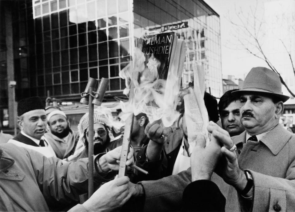 Muslime verbrennen Ende achtziger Jahre in Bradford (UK) Salman Rushdies «Satanische Verse»