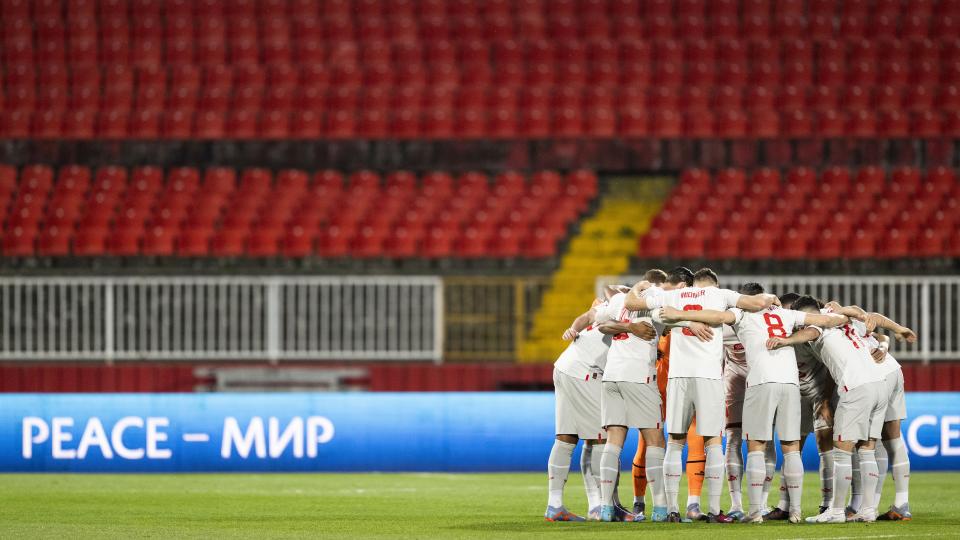 die Schweizer Fussball-Nationalmannschaft spielt vor leeren Rängen beim Spiel gegen Belarus im Karađorđe Stadion in Novi Sad, Serbien (März 2023)
