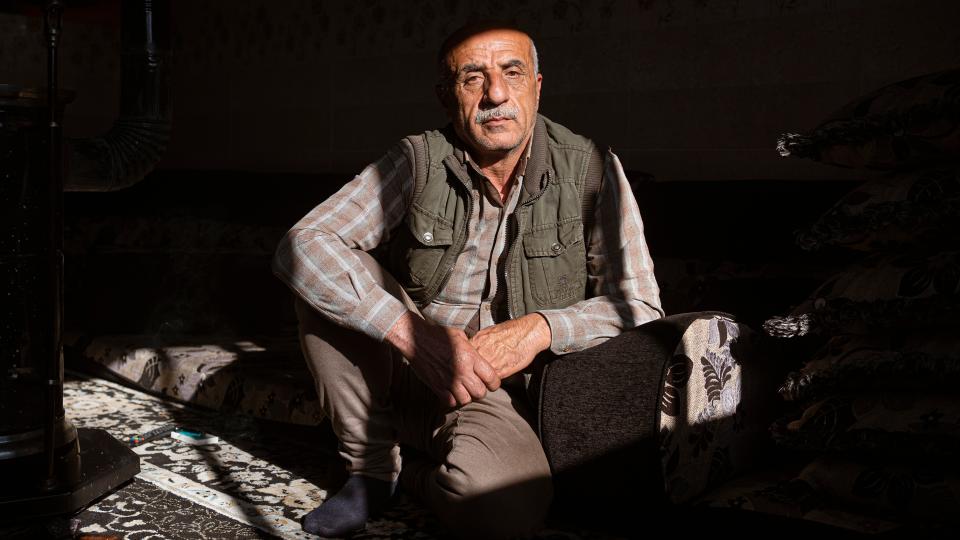 Zaher Aldin Chalil sitzt auf einem Kissen am Boden