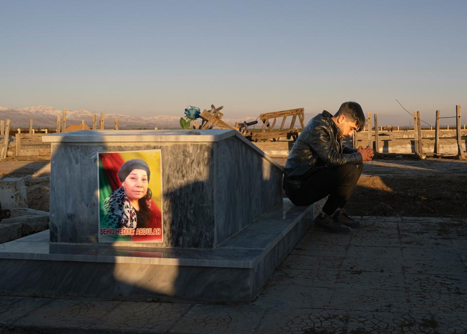 Sohn Goran trauert am Grab seiner Mutter Hedia Ebdulla auf dem sogenannten Märtyrerfriedhof bei Derik