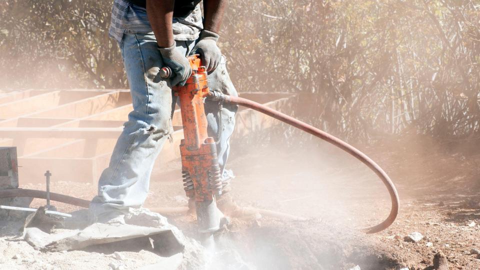 Symbolbild: ein Bauarbeiter arbeitet mit einem Presslufthammer