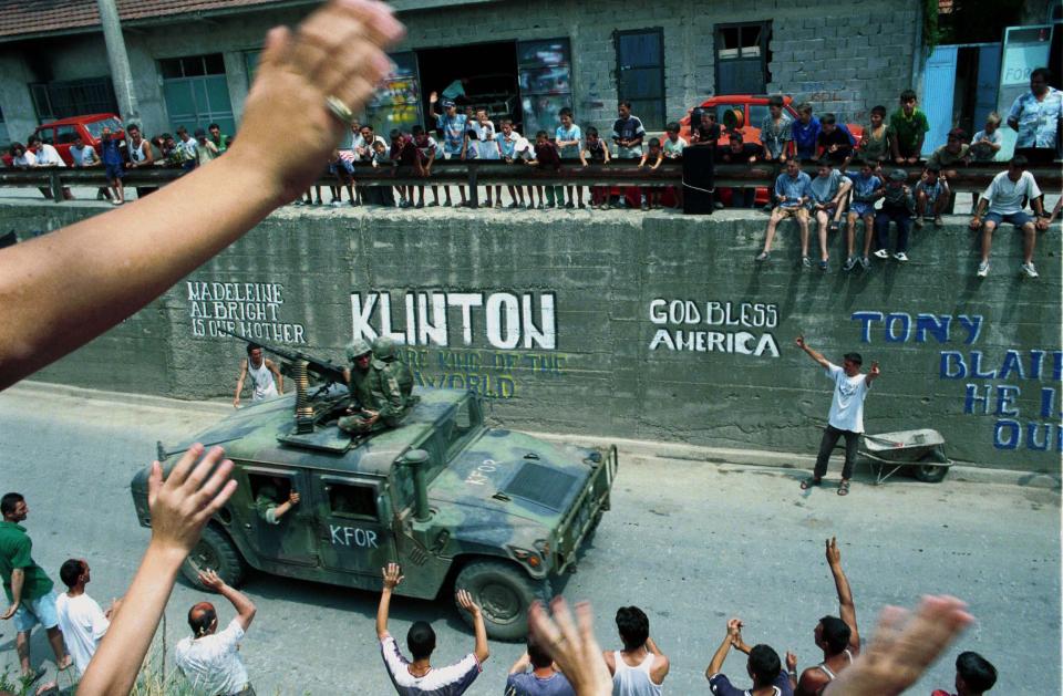 Freude über die Ankunft von Nato-Truppen in Gjilan, Kosovo, am 20. Juni 1999