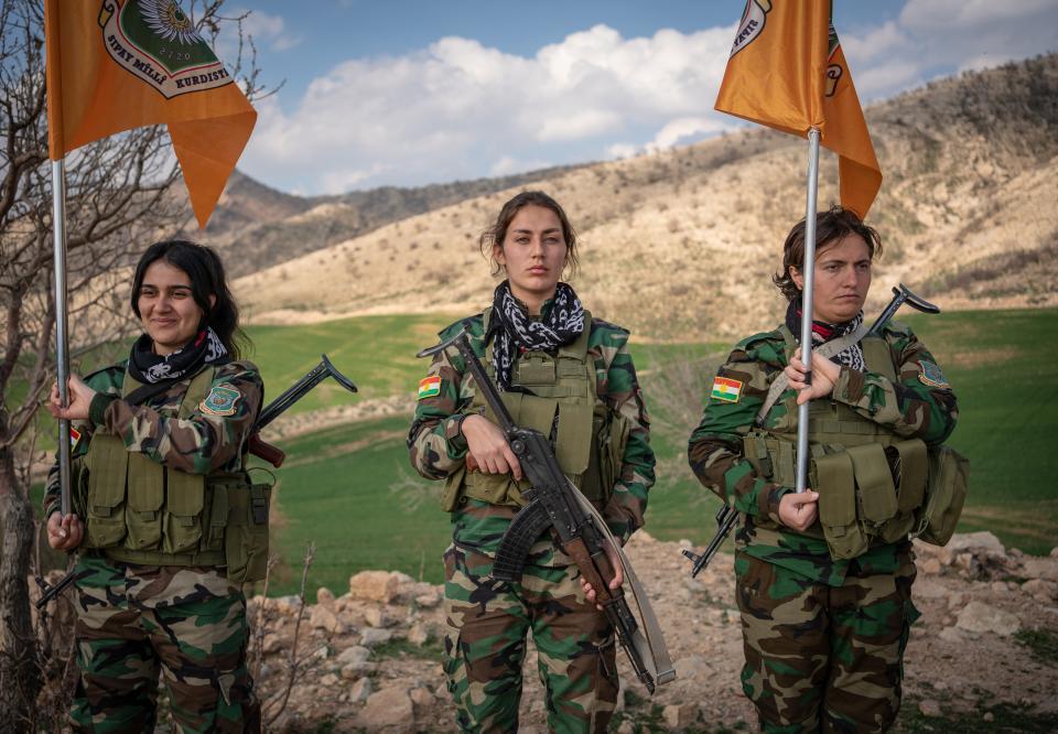 Rekrutinnen der Frauenbrigade in einem Camp in der Nähe der Stadt Koya