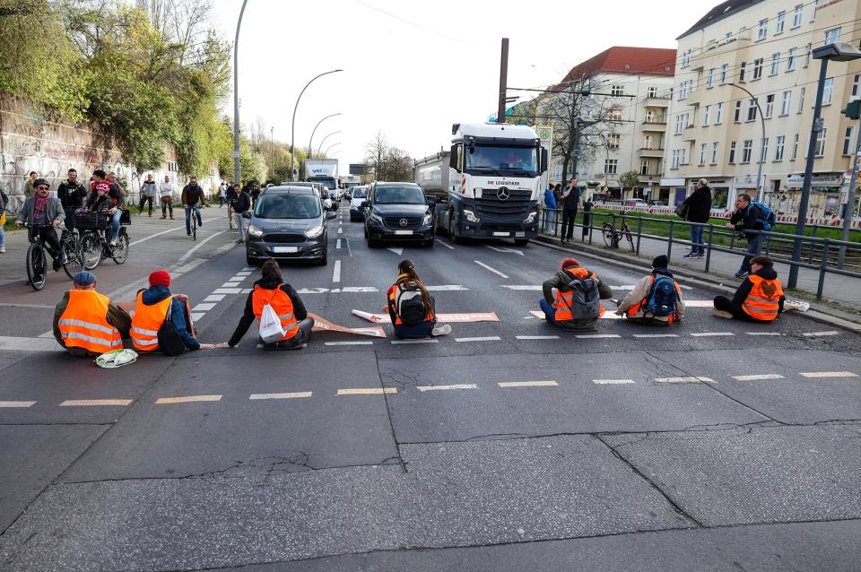 Strassenblockade: eine von zahlreichen Aktionen der Letzten Generation am Montag in Berlin