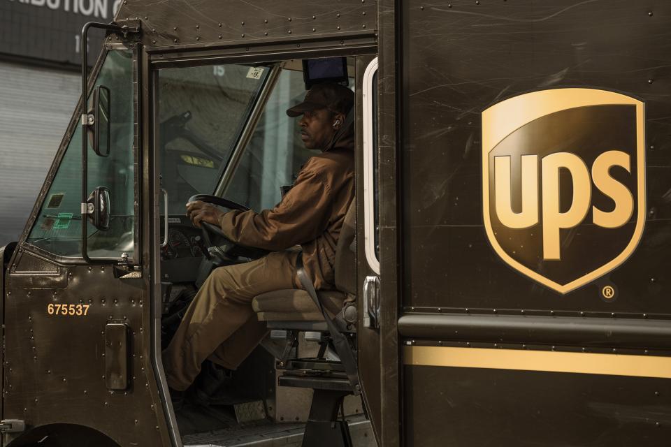 ein Fahrer von United Parcel Service (UPS) am Steuer eines Lieferfahrzeugs