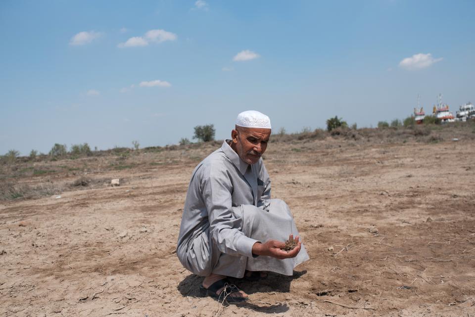 Kassim Abdulwahid auf seinem ausgetrockneten Feld