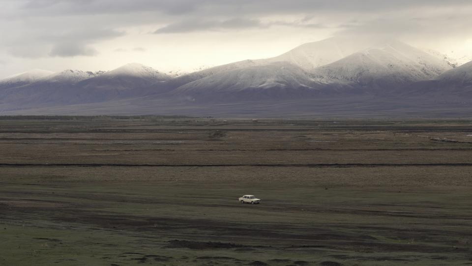 Filmstill aus dem Film «Landshaft»: altes Auto fährt durch die armenische «Landshaft»
