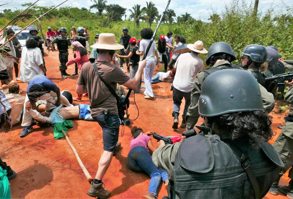 das nachgestellte Massaker in «Antigone im Amazonas» von 17. April 1996 als die Militärpolizei protestierende Kleinbauern ermordete