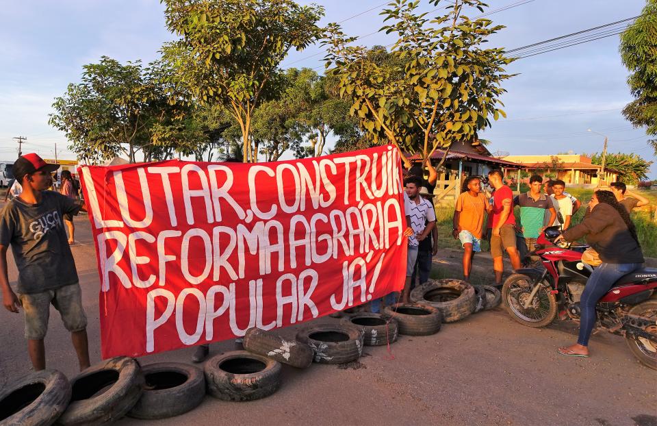 Banner bei der Strassenblockade mit der Aufschrift «Kämpfen, Aufbauen, Volksagrarreform jetzt!»