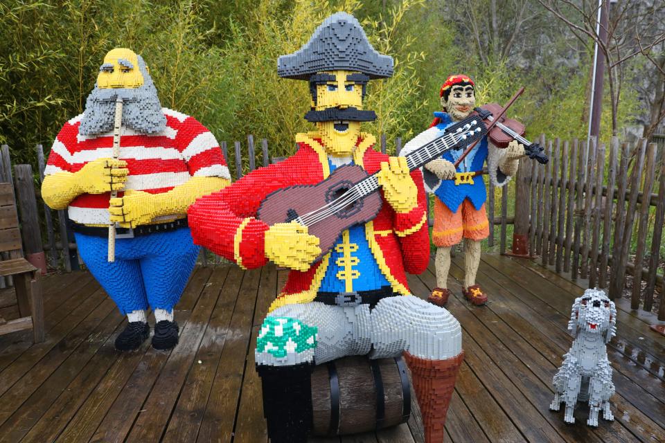 lebensgrosse Piratenfiguren mit Musikinstrumenten aus Legosteinen