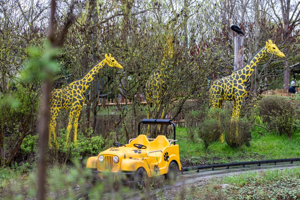 lebensgrosse Giraffen aus Legosteinen neben der Safari-Tour-Bahn