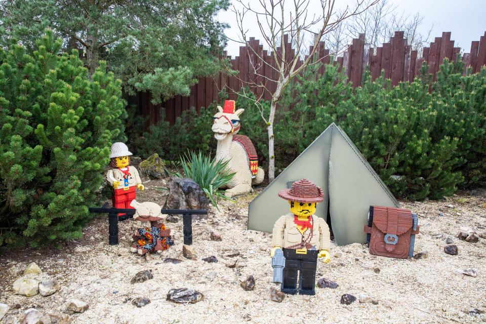 lebensgrosse Darstellung einer Wüsten-Safari-Szene mit Zelt und Kamel aus Legosteinen im Legoland beim bayerischen Günzburg