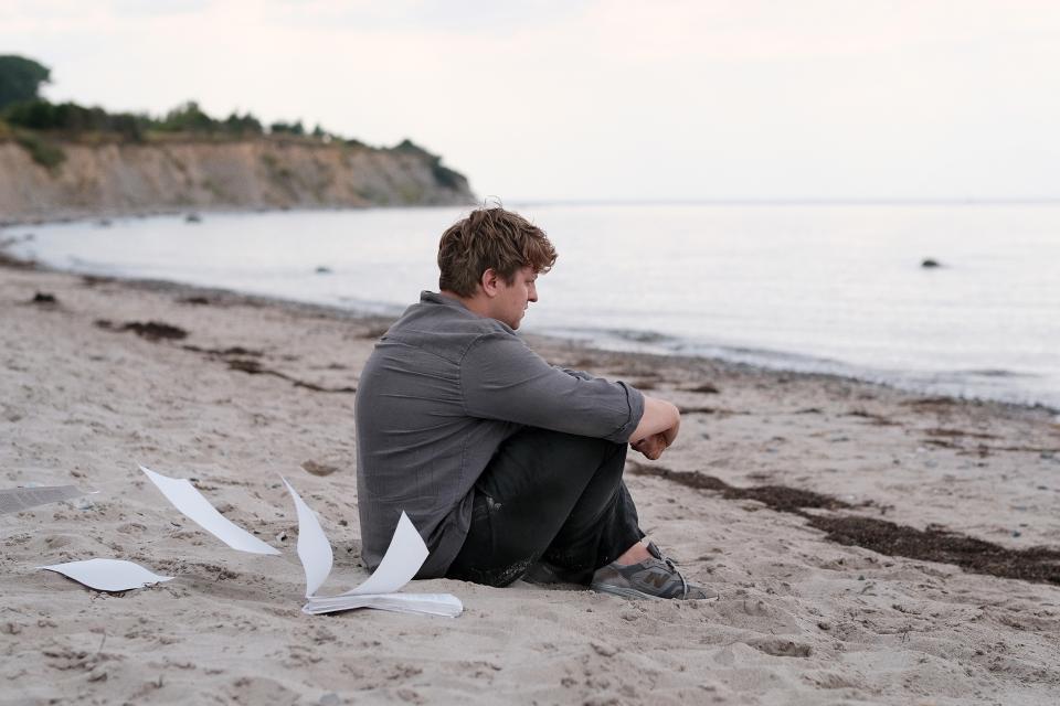 Filmstill aus dem Film «Roter Himmel»: Leon (Thomas Schubert) sitzt an einem Strand an der Ostsee