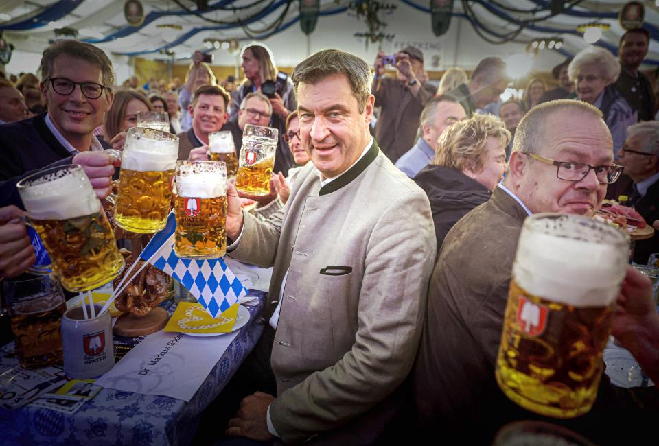 Bayerns Ministerpräsident Markus Söder im Bierzelt an der Truderinger Festwoche in München