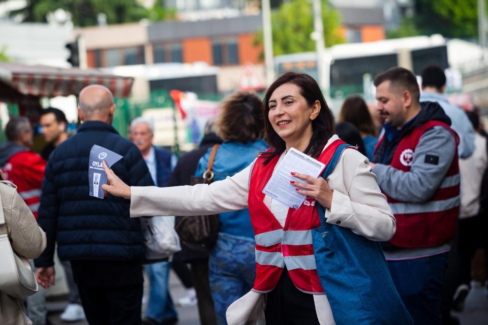 Aktion der linken Türkiye İşçi Partisi (Arbeiterpartei der Türkei) in Istanbul: eine Frau verteilt Wahlwerbung
